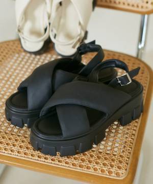 長く履くなら“黒”一択！ この夏、狙いたい【ブラックサンダル】♡