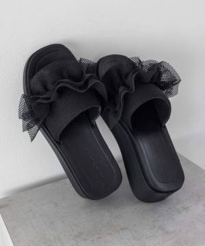 長く履くなら“黒”一択！ この夏、狙いたい【ブラックサンダル】♡