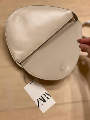旬なフォルムに惹かれる♡【ZARA】淡色「ショルダーバッグ」