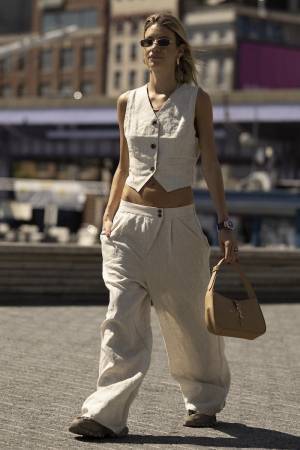 「ジレ × パンツ」のセットアップがあれば、着映えサマールックは簡単！【ストリートスナップ】