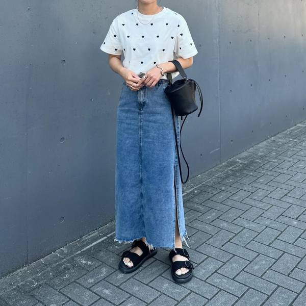 『雨の日』は何着る？ おしゃれ & 快適な【梅雨コーデ】をチェック！