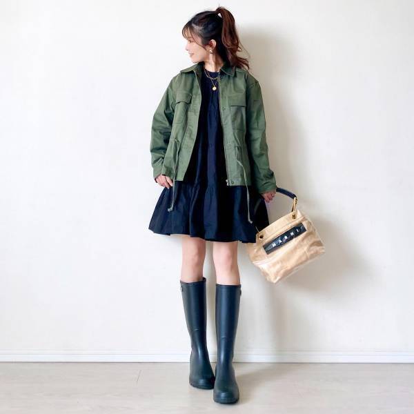 『雨の日』は何着る？ おしゃれ & 快適な【梅雨コーデ】をチェック！