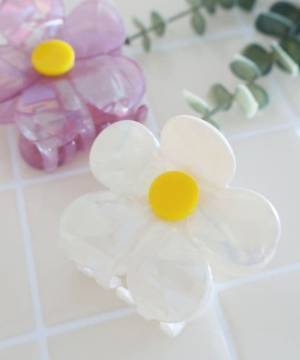 【フラワーアクセ】で顔周り華やか♡ 完売前に欲しい「夏っぽアクセ」