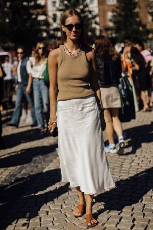 「サマーベージュ」なら涼しげで優雅！ お洒落賢者もハマる上品ルック【ストリートスナップ】