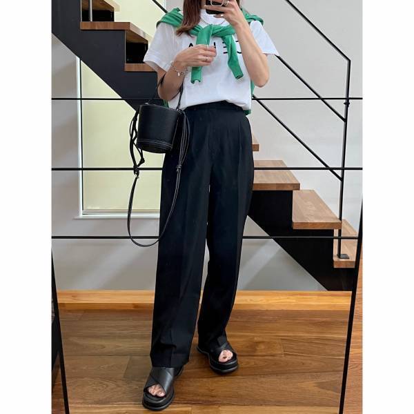 今が買いどき！【UNIQLO : C】のサンダルがモノトーンコーデにベストマッチ