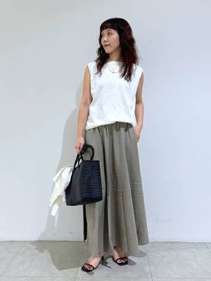 カジュアルなのに洗練！【白 × カーキ】で作る「夏の大人コーデ」