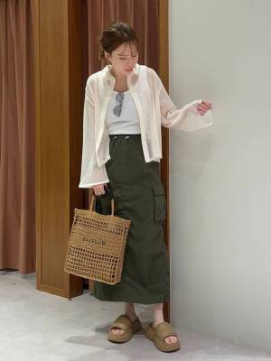 カジュアルなのに洗練！【白 × カーキ】で作る「夏の大人コーデ」