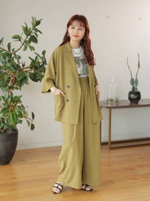 カジュアルなのに洗練！【白 × カーキ】で作る「夏の大人コーデ」