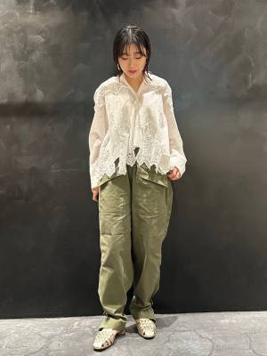 カジュアルなのに洗練！【白 × カーキ】で作る「夏の大人コーデ」