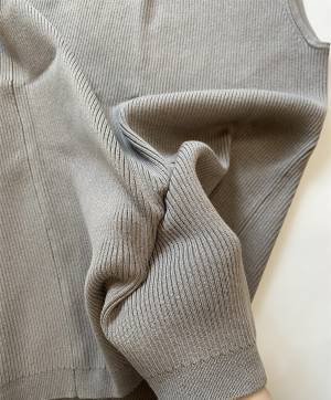 洗濯機で洗える！【GU】スクエアネックが大人っぽ「リブニットタンク」