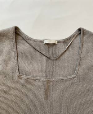 洗濯機で洗える！【GU】スクエアネックが大人っぽ「リブニットタンク」