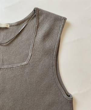 洗濯機で洗える！【GU】スクエアネックが大人っぽ「リブニットタンク」