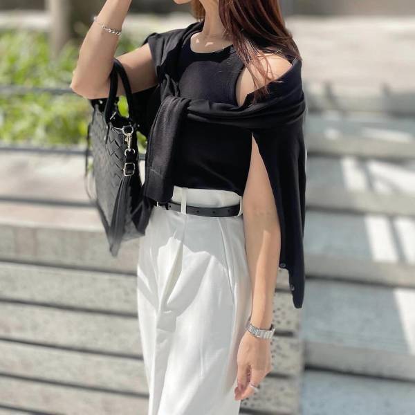 大人の抜け感がたまらん♡【ユニクロ】“黒インナー”を使った「洗練コーデ」