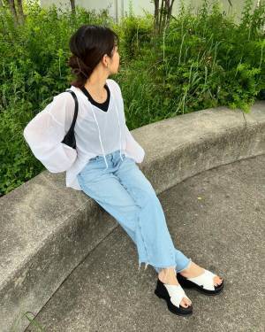 大人の抜け感がたまらん♡【ユニクロ】“黒インナー”を使った「洗練コーデ」