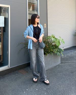 大人の抜け感がたまらん♡【ユニクロ】“黒インナー”を使った「洗練コーデ」