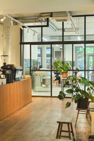 カフェとともにベルリンを知る−価値観を変えるドーナツ　Atelier Dough編