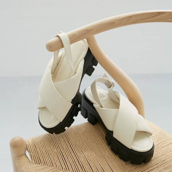 足元も『白』で垢抜け♡ この夏、ヘビロテの予感！ 【ホワイトサンダル】