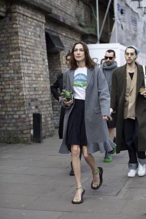 【ストリートスナップ】プリントTシャツをエレガントに着こなすには？ アレクサ・チャンらのTシャツ × スカートコーデ