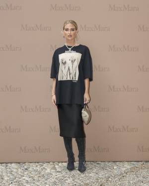 【ストリートスナップ】プリントTシャツをエレガントに着こなすには？ アレクサ・チャンらのTシャツ × スカートコーデ