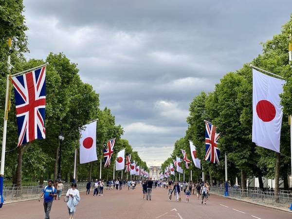 【ストリートスナップ】プリントTシャツをエレガントに着こなすには？ アレクサ・チャンらのTシャツ × スカートコーデ