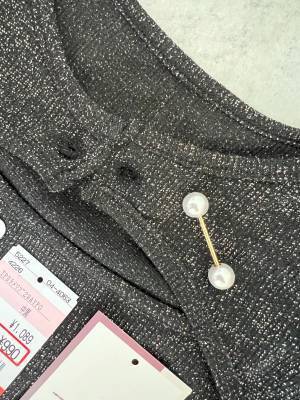 胸元おしゃれ♡【しまむら】1枚で映える！「ラメトップス」