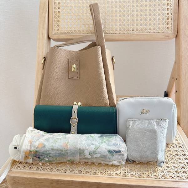 見た目以上の収納力！【SHEIN】ポーチ付き「大人っぽきれいめバッグ」