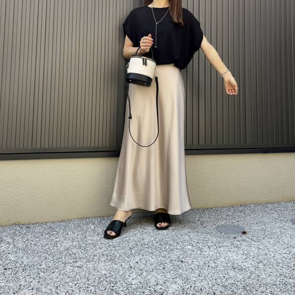 シルエットきれい♡【ユニクロ】新作「サテンスカート」が高見え！