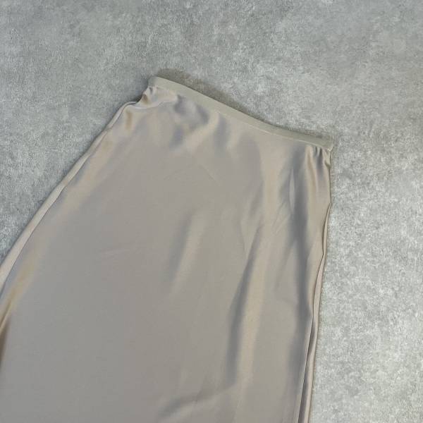 シルエットきれい♡【ユニクロ】新作「サテンスカート」が高見え！