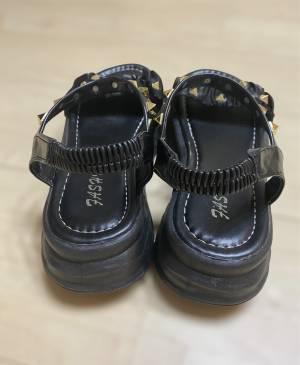 歩くたびキラキラ☆【ZOZO】着脱スムーズな「スタッズ付きサンダル」