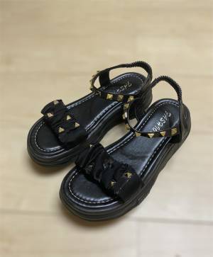 歩くたびキラキラ☆【ZOZO】着脱スムーズな「スタッズ付きサンダル」