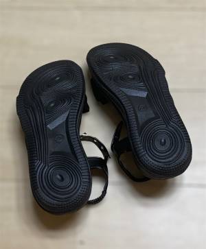 歩くたびキラキラ☆【ZOZO】着脱スムーズな「スタッズ付きサンダル」