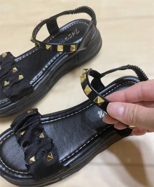 歩くたびキラキラ☆【ZOZO】着脱スムーズな「スタッズ付きサンダル」