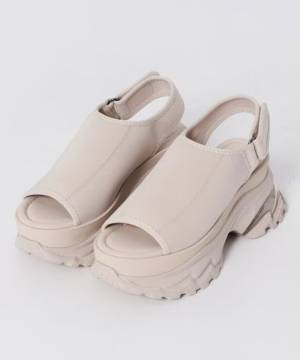 どこの？って聞かれそう！ “一癖デザイン”が可愛い♡【最旬サンダル】