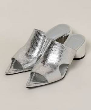 どこの？って聞かれそう！ “一癖デザイン”が可愛い♡【最旬サンダル】