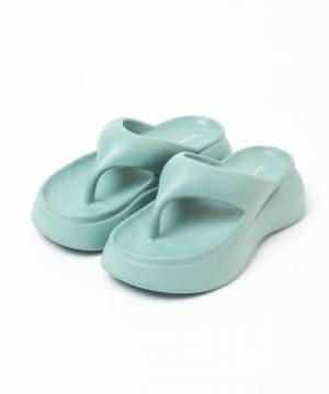 どこの？って聞かれそう！ “一癖デザイン”が可愛い♡【最旬サンダル】