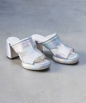 どこの？って聞かれそう！ “一癖デザイン”が可愛い♡【最旬サンダル】