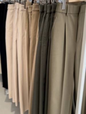 ずっと待ってた！【ユニクロ】の名品「タックワイドパンツ」に新色登場！
