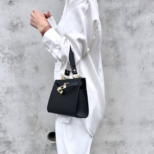 えっ、本当に【ユニクロ】！？ 完売前にゲットしたい♡「最旬トップス」