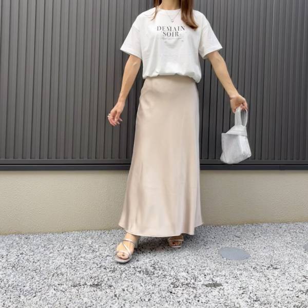 推しカラーはナチュラル！【ユニクロ】光沢感が高見え！「新作サテンスカート」