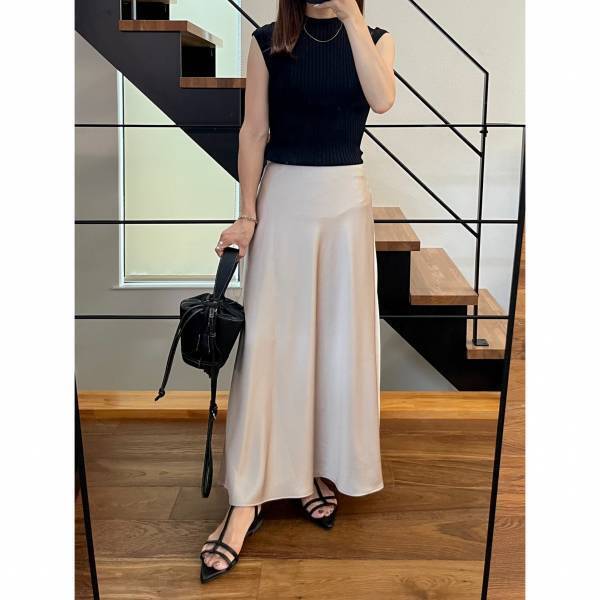 推しカラーはナチュラル！【ユニクロ】光沢感が高見え！「新作サテンスカート」