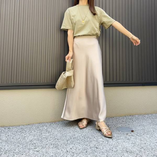 推しカラーはナチュラル！【ユニクロ】光沢感が高見え！「新作サテンスカート」