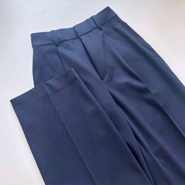 『名品パンツ』に新色登場！ 【ユニクロ】即マネしたい♡ 「大人っぽコーデ」