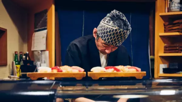 空腹の老婆に”特盛寿司”を振る舞った店主。しかし後日⇒「は…？」”老婆の正体”に愕然！？