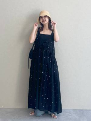 参考にしたい！ 重く見えない【夏のブラックコーデ術】って？