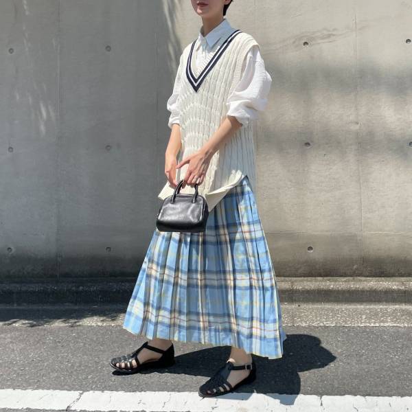 参考にさせてーッ！ いろんなテイストが楽しめる♡【白ニットベストコーデ】