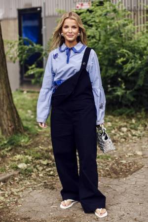 【ストリートスナップ】実は大人っぽく着こなせると賢者も夢中！ オフランウェイで人気沸騰「サロペット」