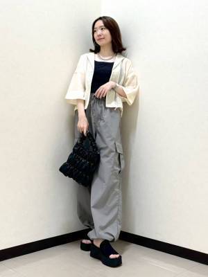 《メンズっぽくならない！》旬の「ナイロンパンツ」を使った【最旬カジュアルコーデ】とは？