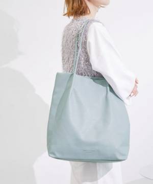 買い足すなら今♡ パソコンもすっぽり入る！【大容量バッグ】