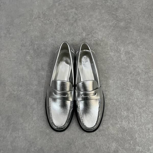 WEBでは完売！【ZARA】コーデのアクセントにgood！「メタリックローファー」