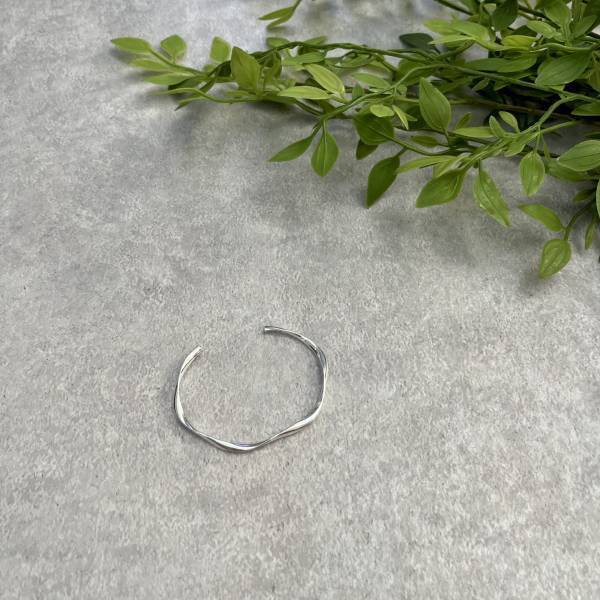 一癖アリがたまらん！【BEAUTY&YOUTH】ギフトにもぴったりな「シルバーバングル」